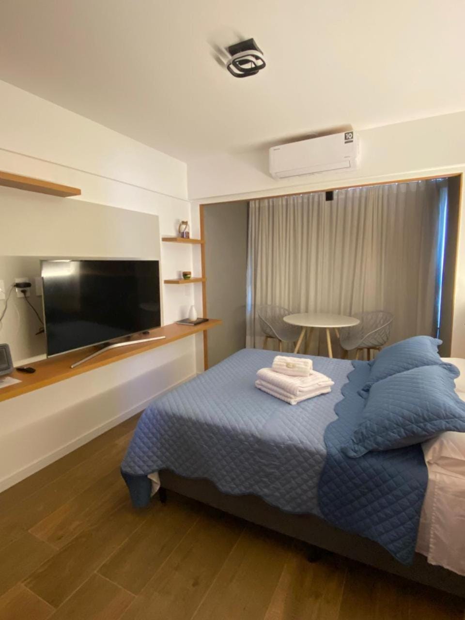Bed, TV and multimedia, Photo of the whole room, Seating area, Bedroom, towels, air conditioner