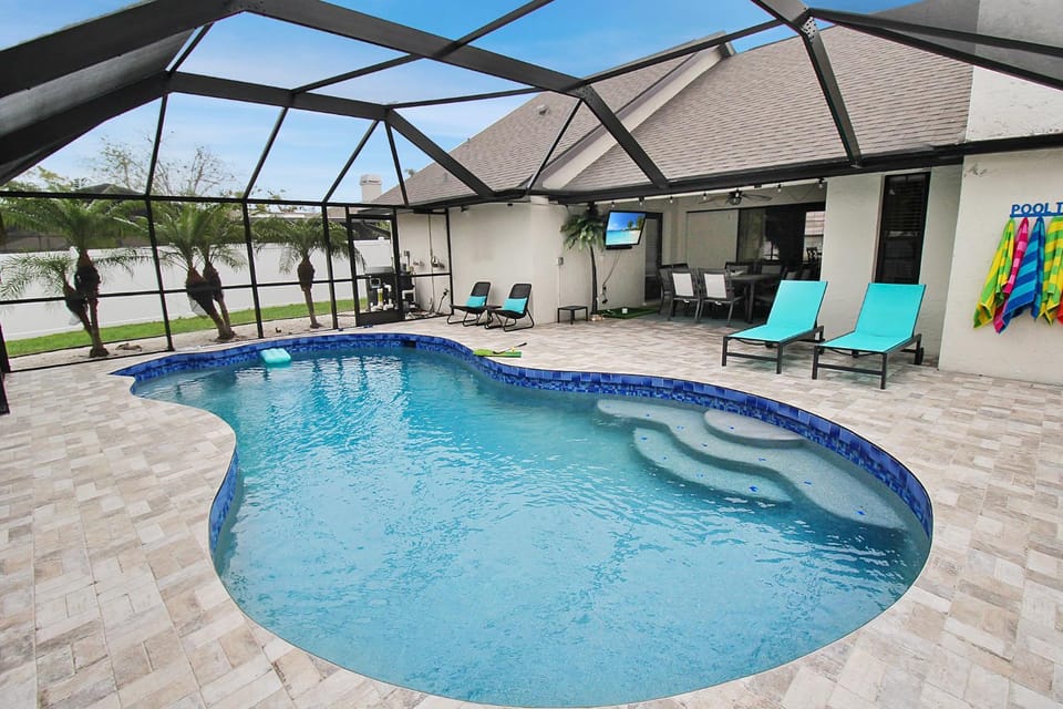 Property building, Day, Swimming pool, sunbed