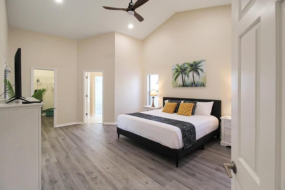 Bed, TV and multimedia, Photo of the whole room, Bedroom, wardrobe