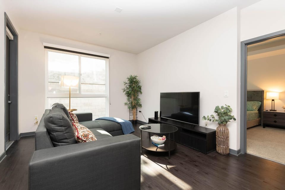 Lovely 3BR Apt With Balcony And Rooftop Pool Plus Views Apartment in Los Angeles