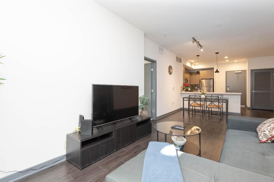 Lovely 3BR Apt With Balcony And Rooftop Pool Plus Views Apartment in Los Angeles