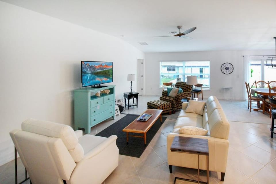 TV and multimedia, Living room, Seating area, Evening entertainment
