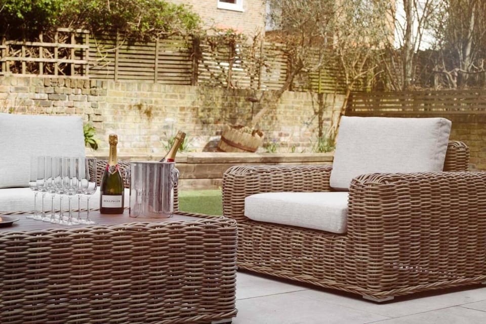 Luxury 5-Bedroom town house in Brook Green Central London Bed and Breakfast in London