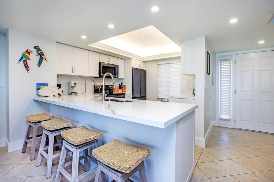 Kitchen or kitchenette, oven