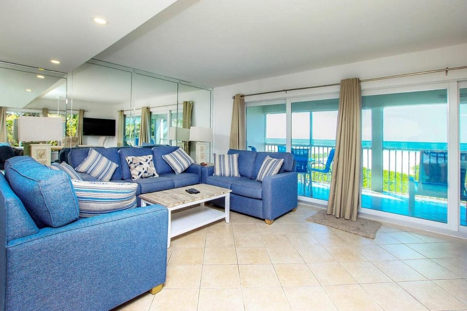 TV and multimedia, Living room, Seating area, Evening entertainment