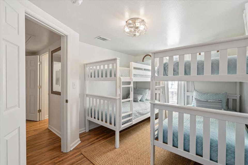 Bedroom, bunk bed