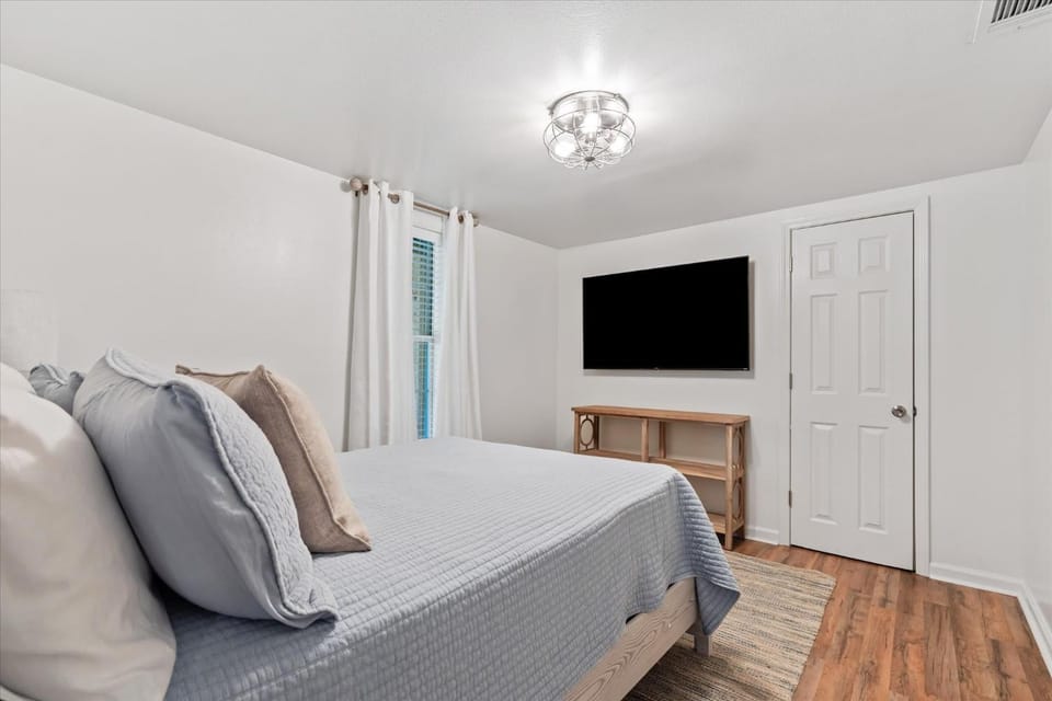 Bed, TV and multimedia, Bedroom