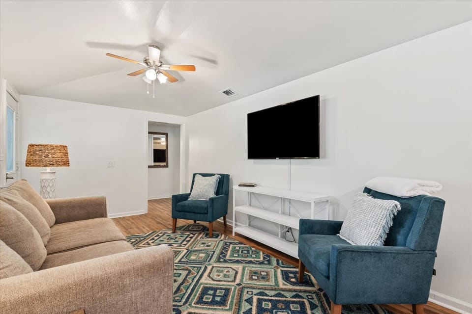 TV and multimedia, Living room, Evening entertainment