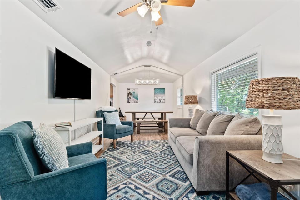 TV and multimedia, Living room, Seating area, Evening entertainment