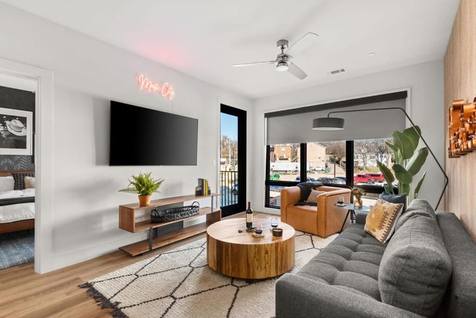 Communal lounge/ TV room, TV and multimedia, Living room, Seating area, Evening entertainment