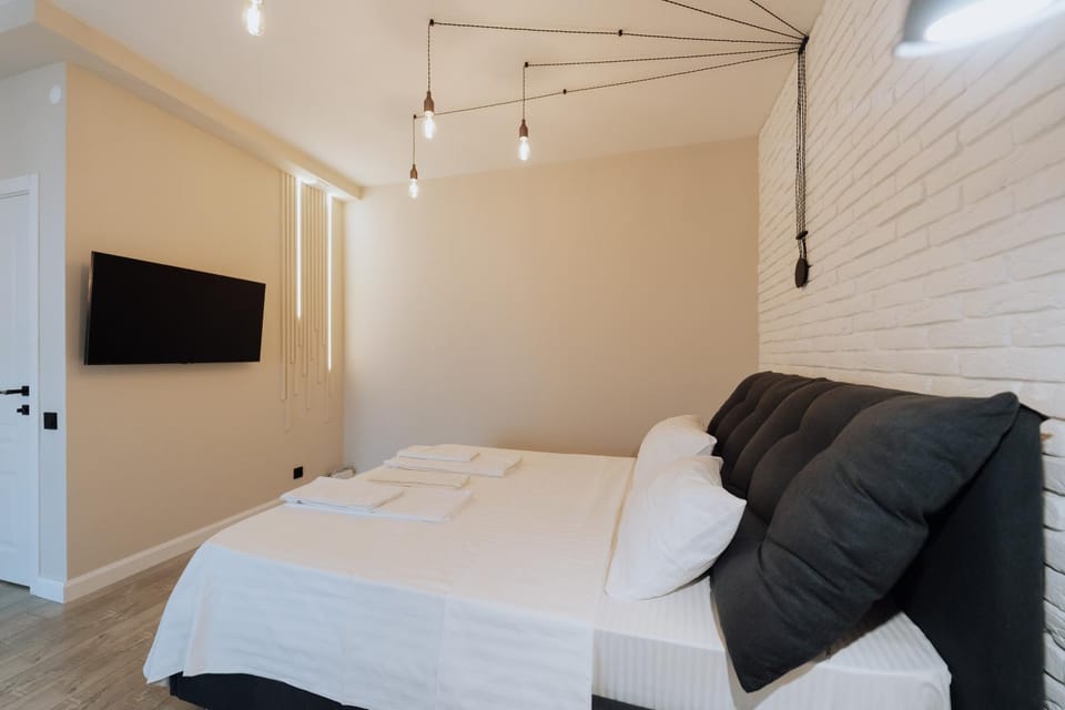 Bed, TV and multimedia, Photo of the whole room, Bedroom
