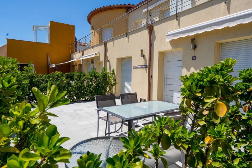 Property building, Patio, Balcony/Terrace