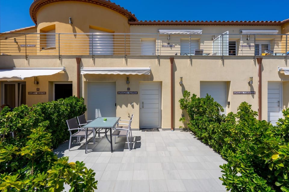 Property building, Patio, Balcony/Terrace
