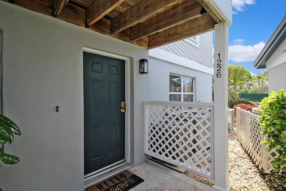 Redecorated 2BR condo with a pond view from the relaxing lanai House in Siesta Beach