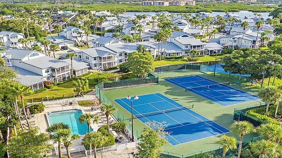 Property building, Day, Neighbourhood, Bird's eye view, Tennis court, Swimming pool