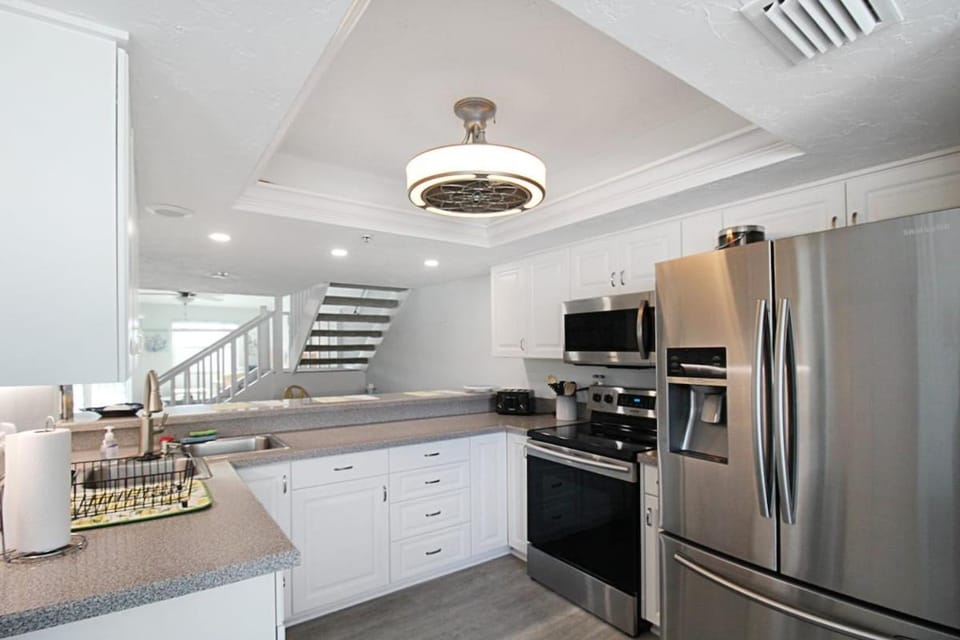 Kitchen or kitchenette, oven