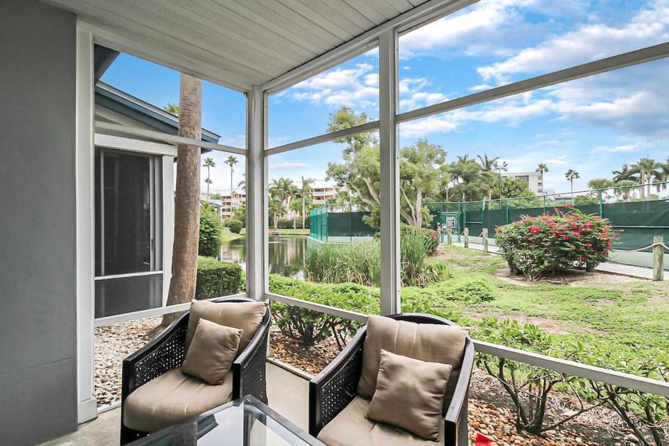 Property building, Patio, Balcony/Terrace, Seating area