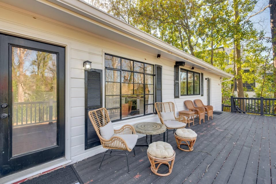 Mid-Century Buckhead Home, 6 Mi to Mercedes-Benz! House in Buckhead