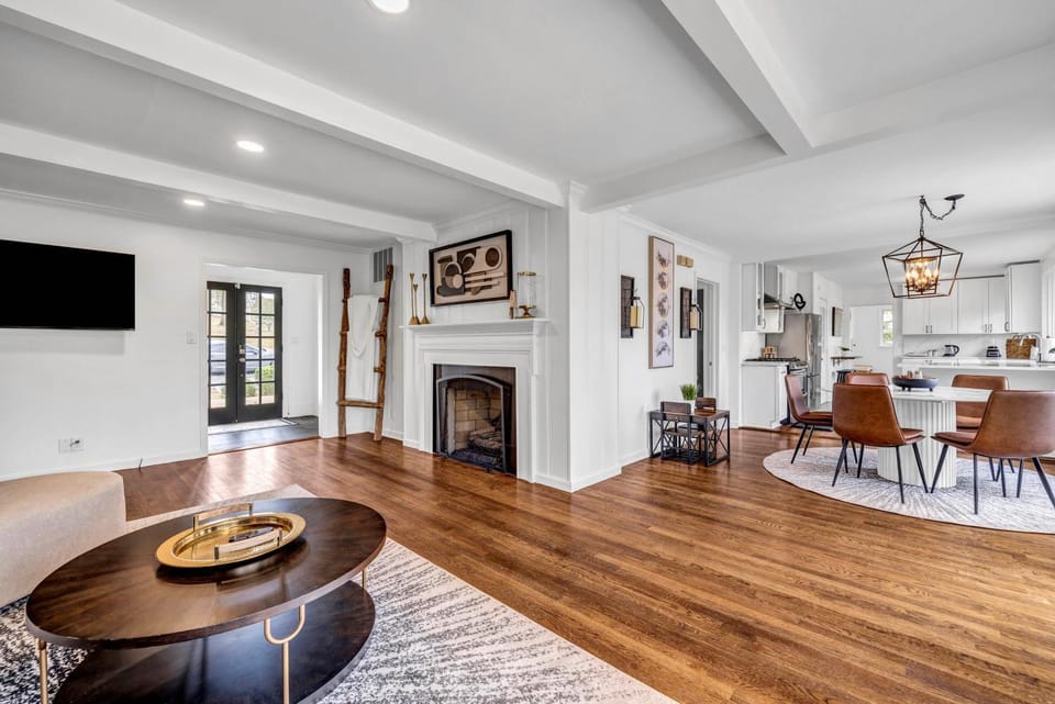 Mid-Century Buckhead Home, 6 Mi to Mercedes-Benz! House in Buckhead