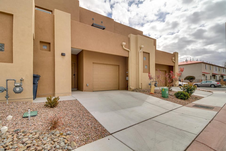 3 Mi to Old Town: Albuquerque Townhome w/ Yard! House in Albuquerque
