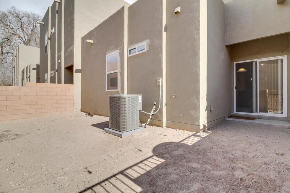 3 Mi to Downtown: WFH-Friendly ABQ Townhome! House in Albuquerque