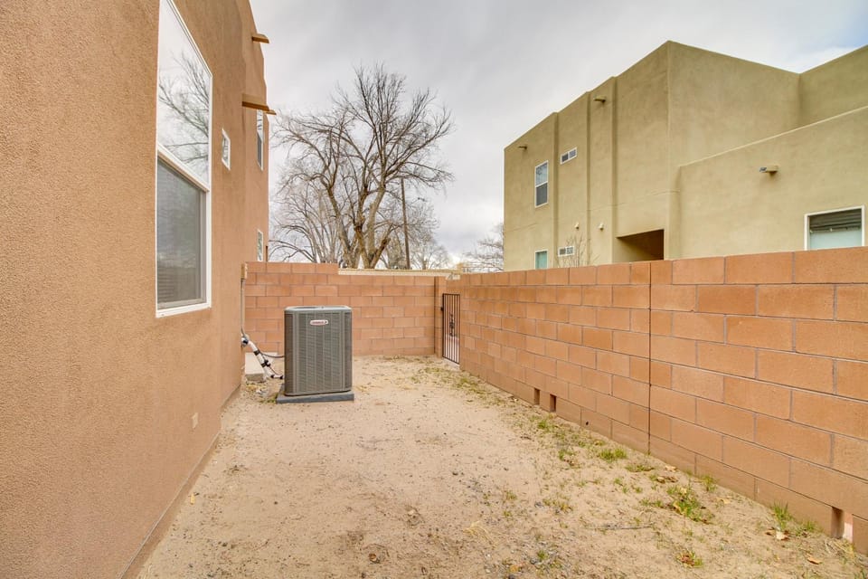 4 Mi to UNM: Convenient Albuquerque Townhome! House in Albuquerque