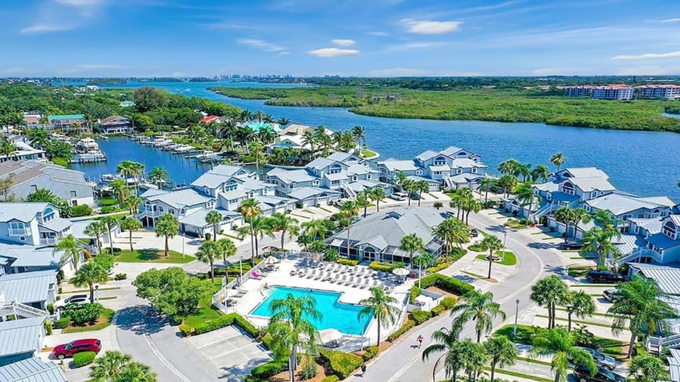 Property building, Day, Neighbourhood, Natural landscape, Bird's eye view, Beach, Swimming pool, Location