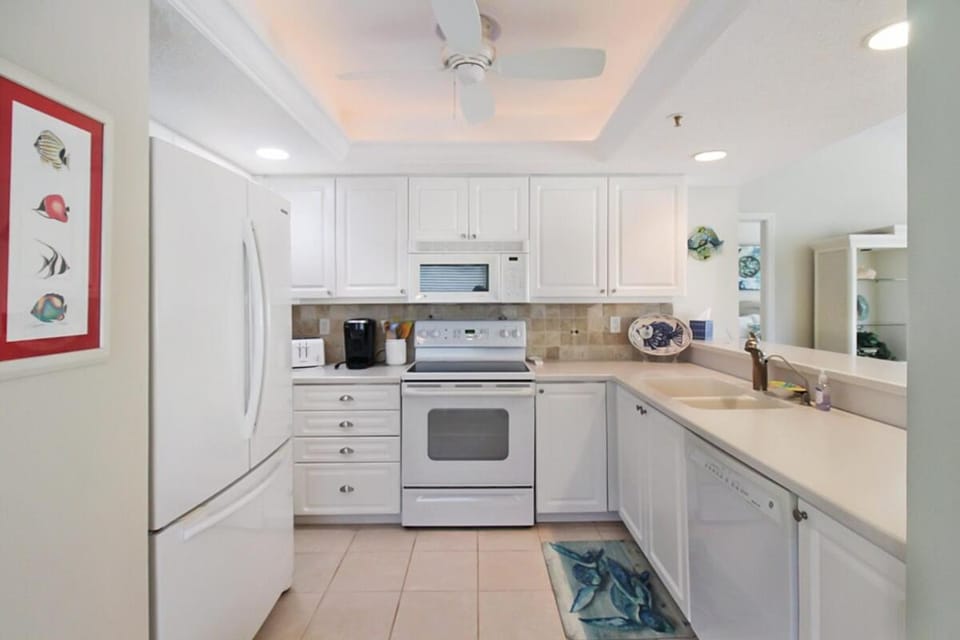 Kitchen or kitchenette, dishwasher, oven