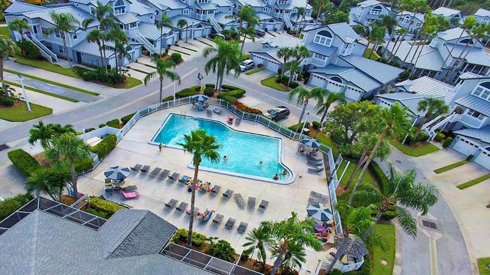 Property building, Day, Neighbourhood, Natural landscape, Bird's eye view, Swimming pool, Location, sunbed