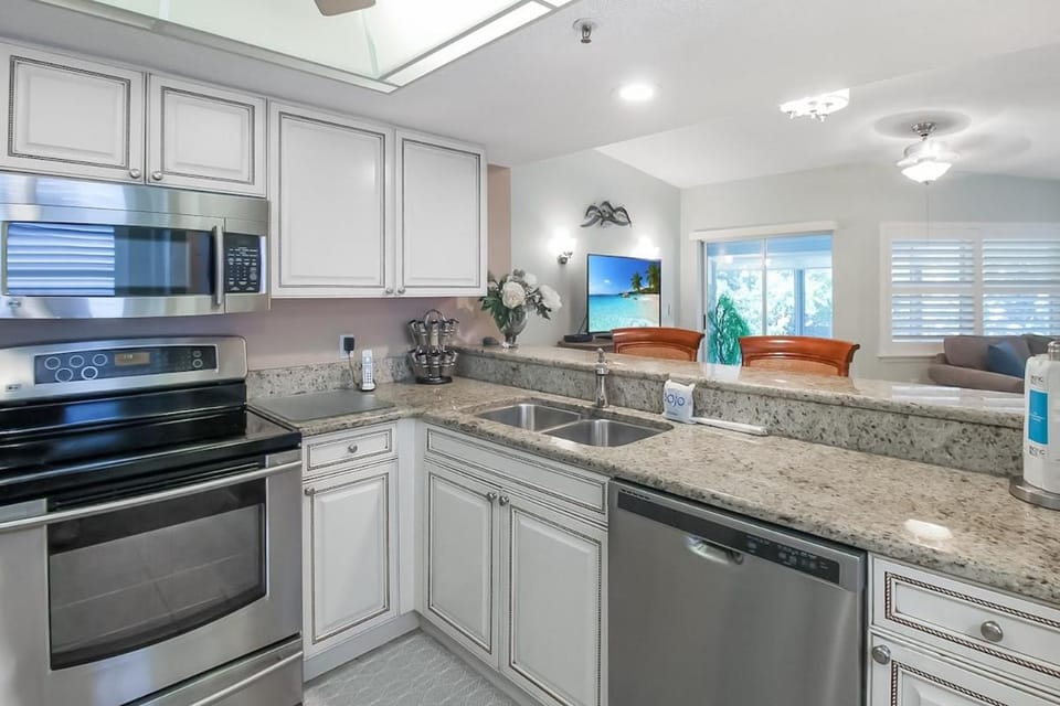 Kitchen or kitchenette, dishwasher, oven