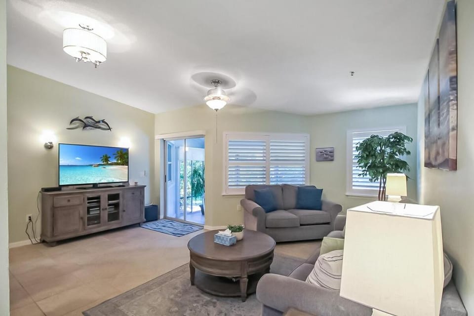 TV and multimedia, Living room, Seating area, Evening entertainment