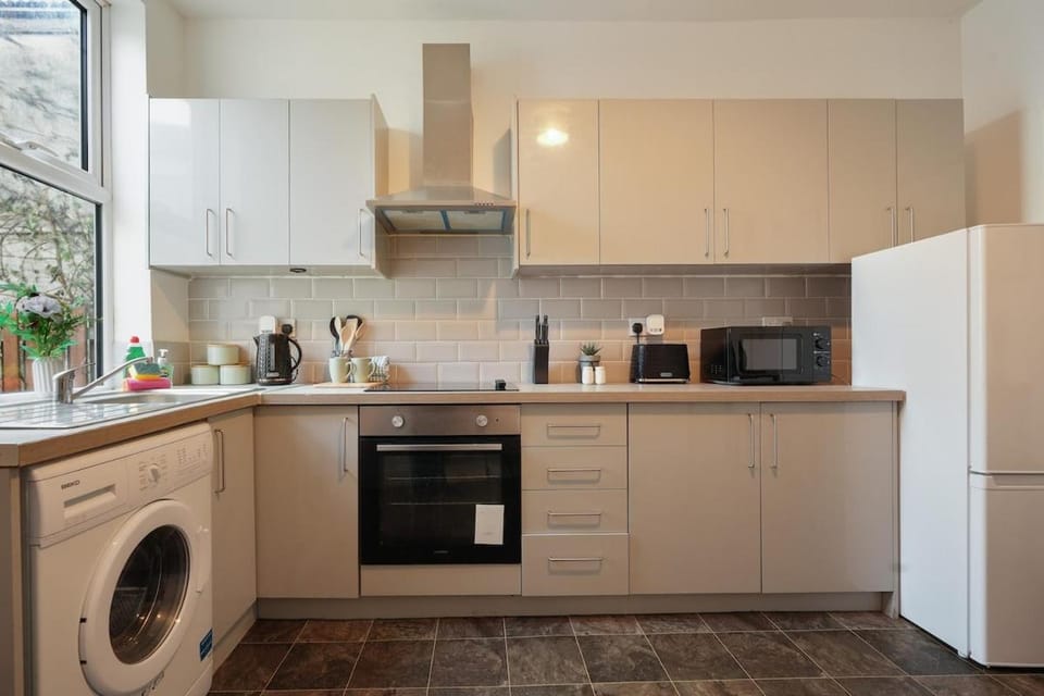 Modern 2 Bed Apartment in Hillsborough with FREE On-Street Parking - Hosted by Stay Host Save Apartment in Sheffield
