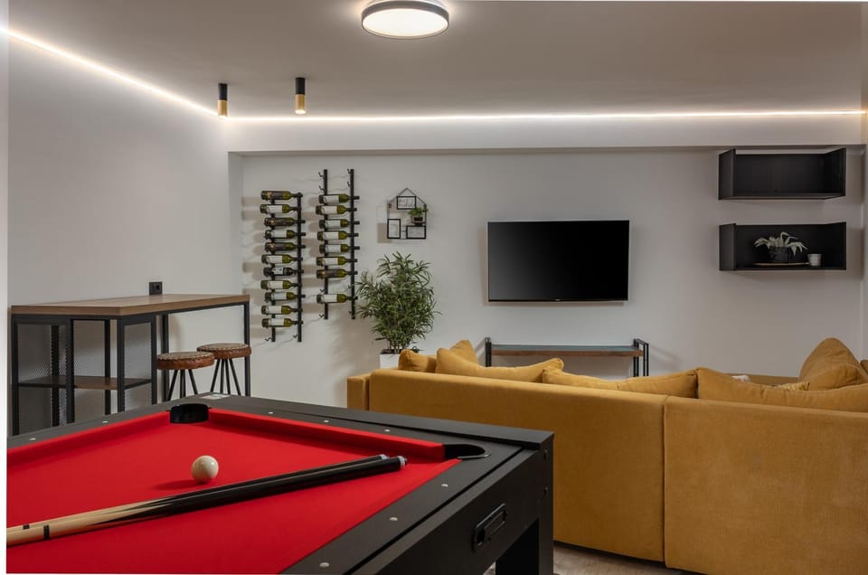 Billiard, Game Room