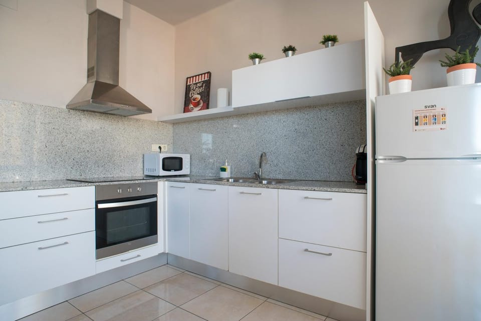 Coffee/tea facilities, microwave, oven, kitchen