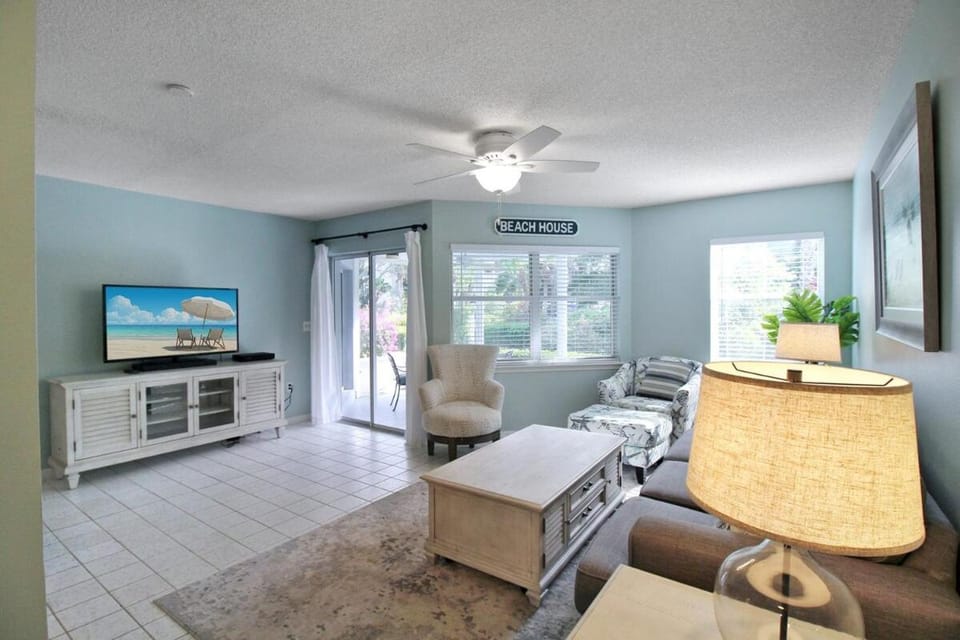 TV and multimedia, Living room, Seating area, Evening entertainment