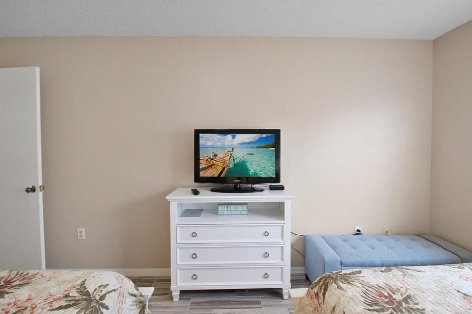 Bed, TV and multimedia, Bedroom