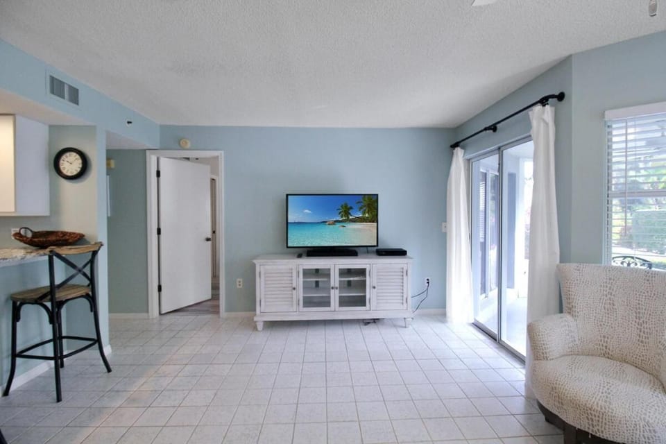 TV and multimedia, Living room, Seating area, Evening entertainment