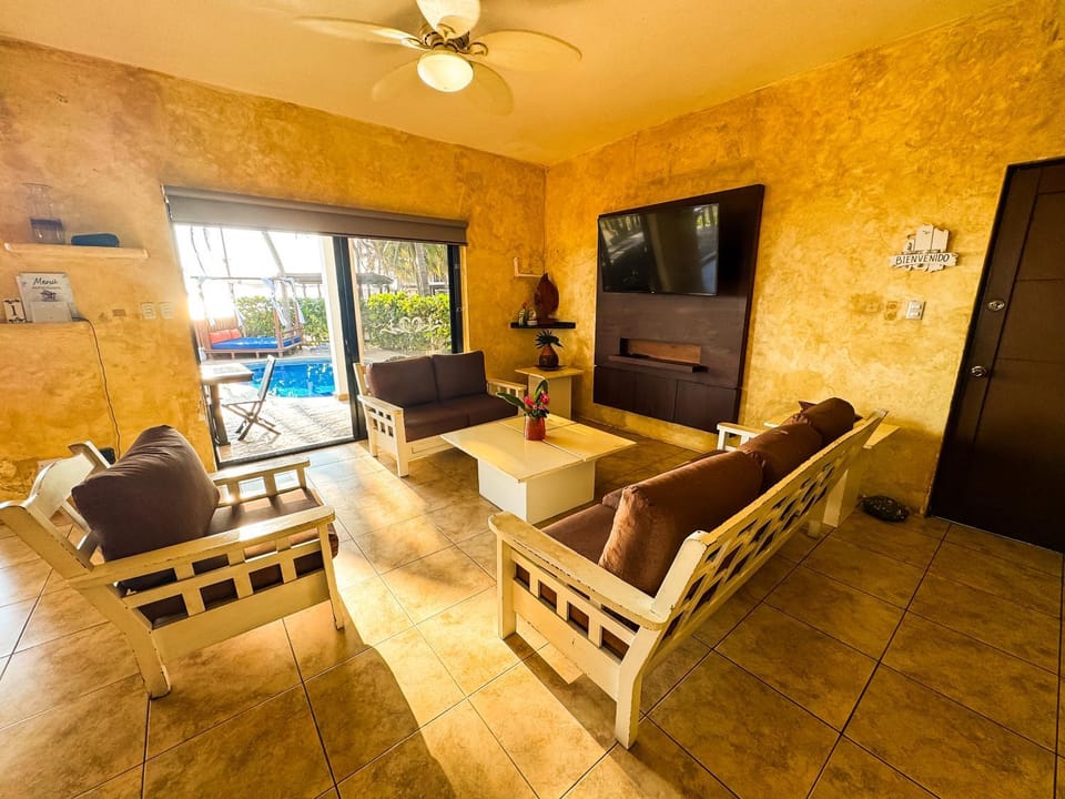 Communal lounge/ TV room, TV and multimedia, Living room, Pool view