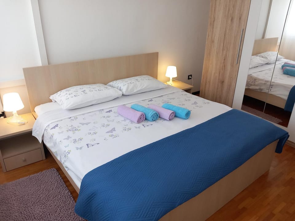 Bed, Bedroom, towels