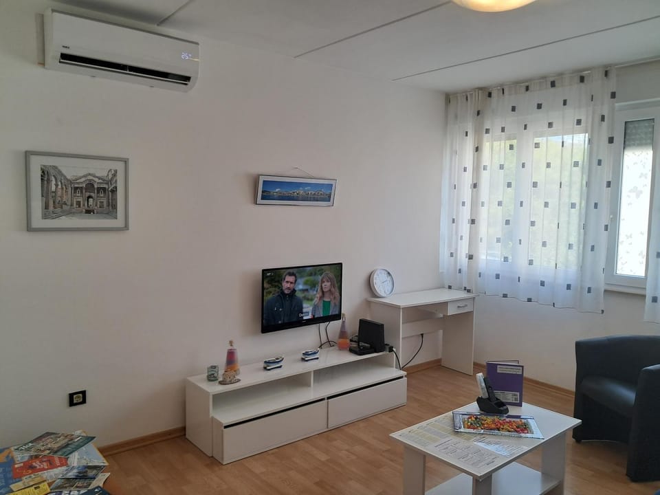 TV and multimedia, Living room, Seating area, air conditioner