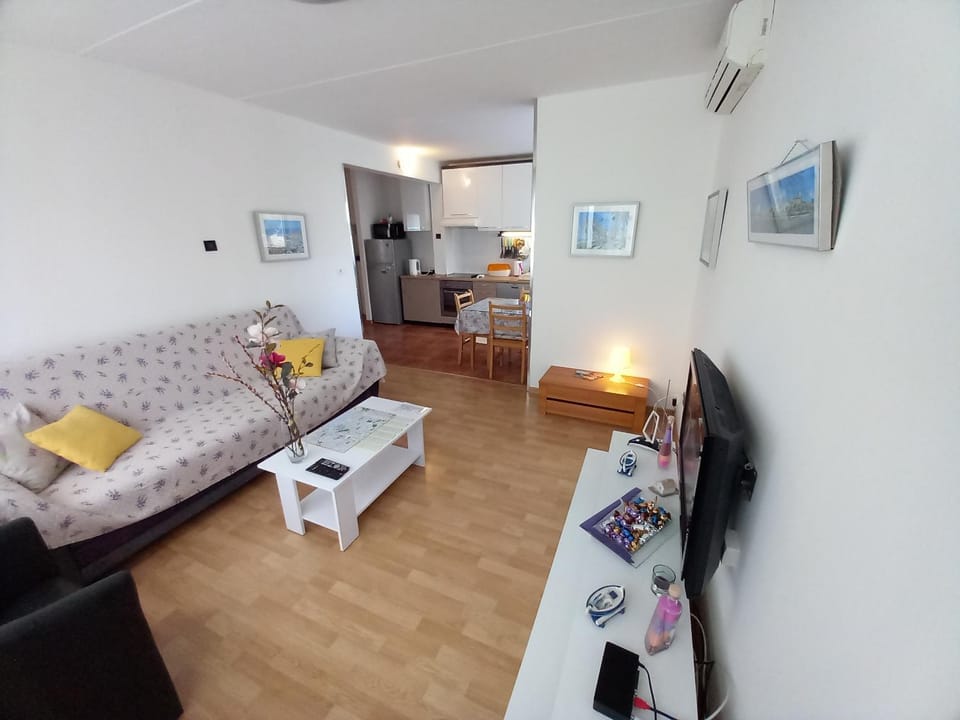 Kitchen or kitchenette, Living room, Seating area, air conditioner