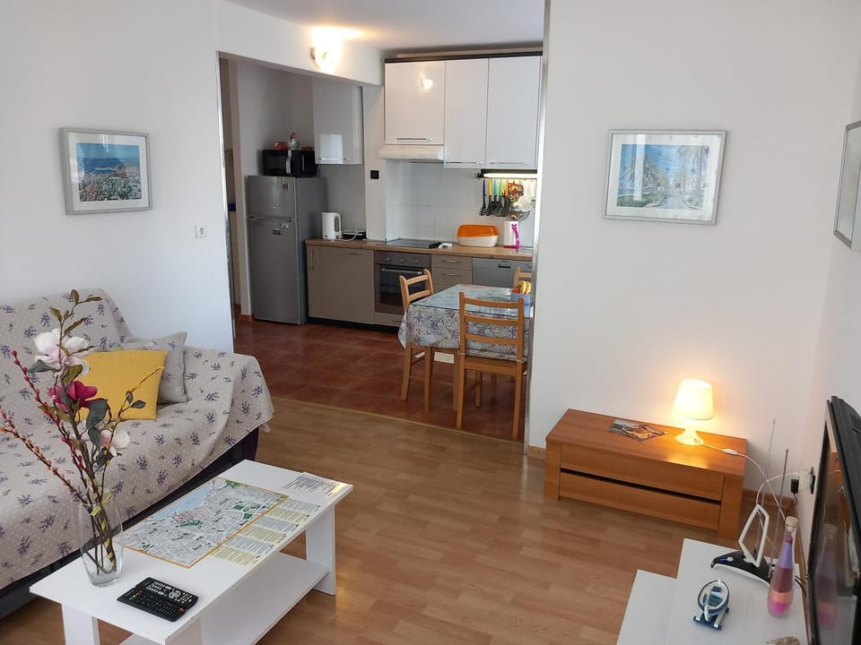 Kitchen or kitchenette, Living room