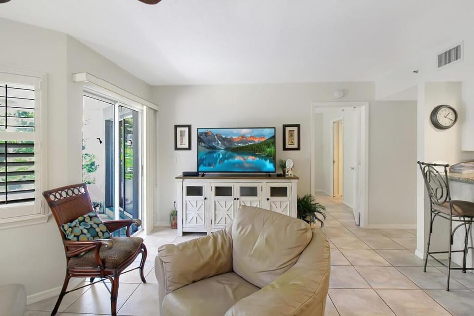 TV and multimedia, Living room, Seating area, Evening entertainment