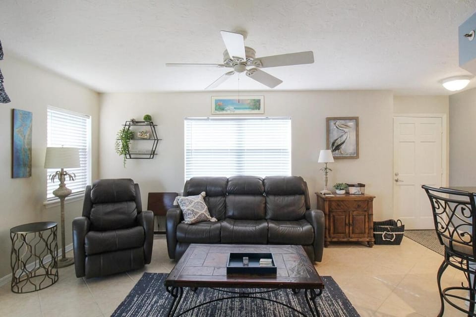 Kitchen or kitchenette, dishwasher, oven