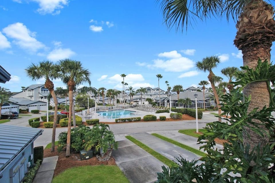 Neighbourhood, Swimming pool