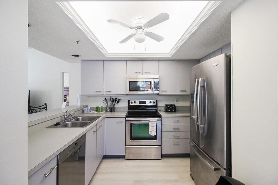 Kitchen or kitchenette, oven