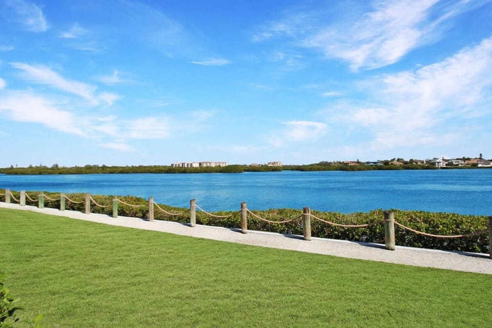 Nearby landmark, Day, Natural landscape