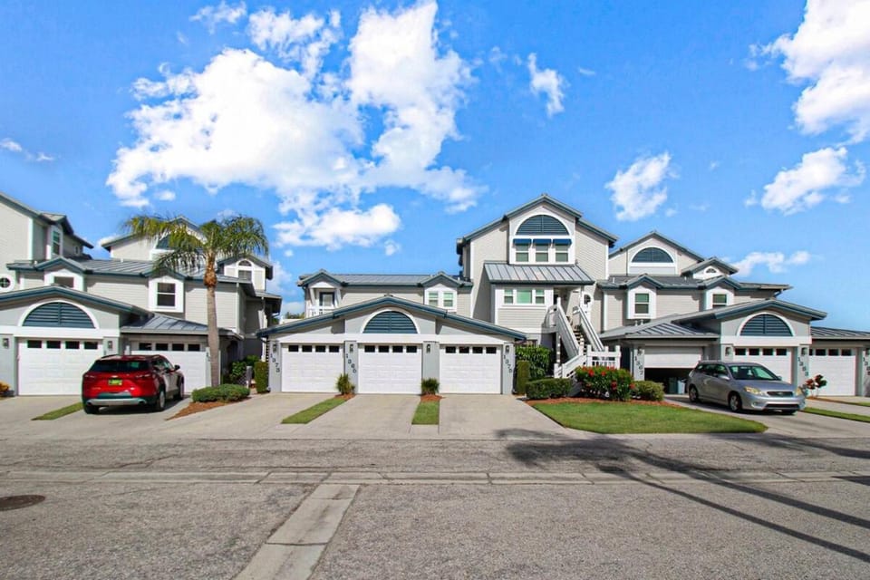 Property building, Day, Neighbourhood, Street view, Parking