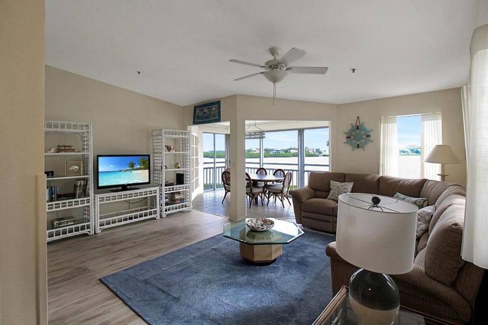 TV and multimedia, Living room, Seating area, Evening entertainment