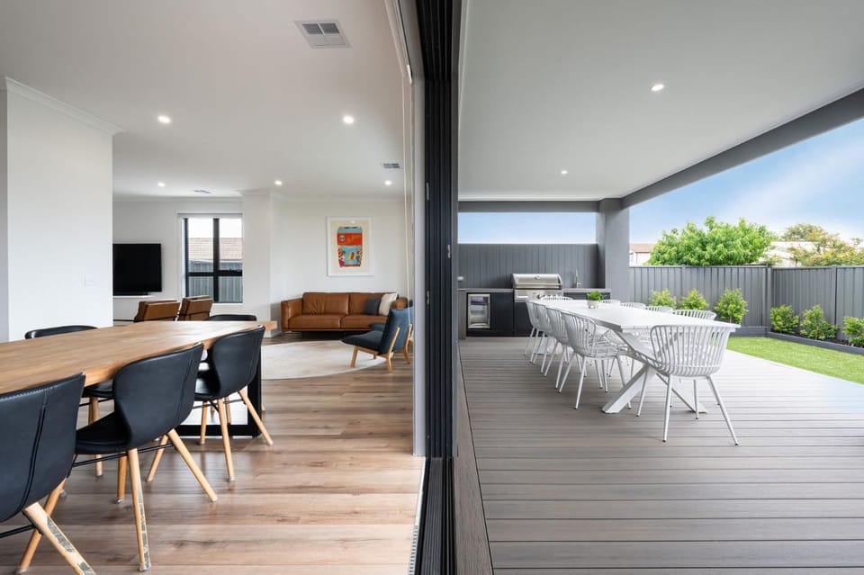 Patio, BBQ facilities, Seating area, Dining area